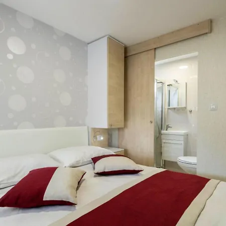 Vakantiehuis Welcoming Mobile In With Swimming Pool Banjole