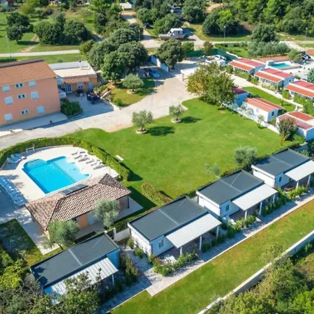Welcoming Mobile In With Swimming Pool